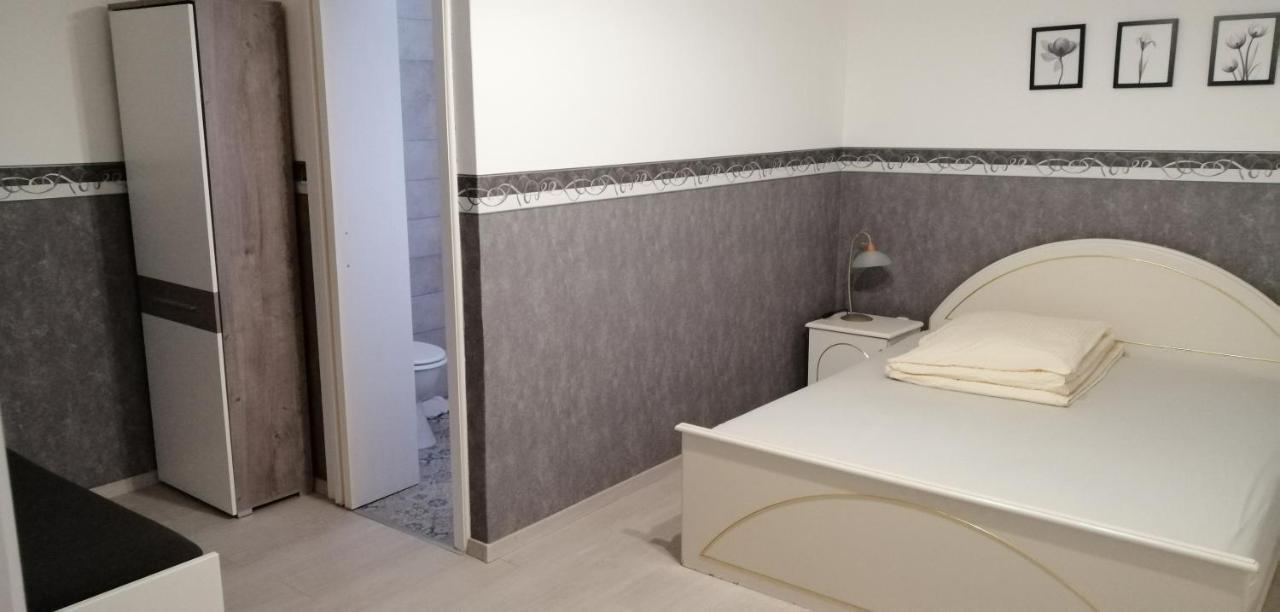 Radek Vendeghaz Es Apartman Halászi Dış mekan fotoğraf