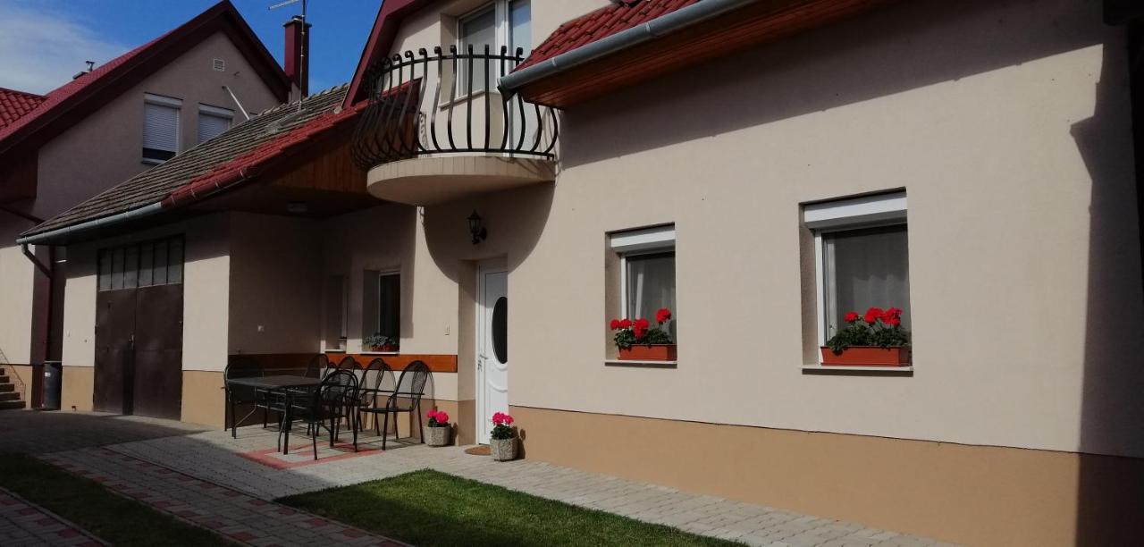 Radek Vendeghaz Es Apartman Halászi Dış mekan fotoğraf