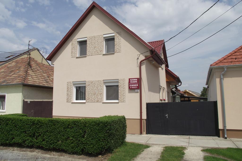 Radek Vendeghaz Es Apartman Halászi Dış mekan fotoğraf
