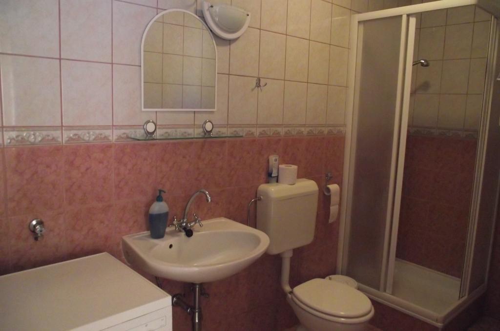 Radek Vendeghaz Es Apartman Halászi Dış mekan fotoğraf